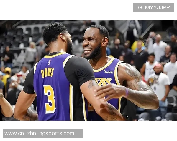 湖人训练场景曝光斯玛特紧逼八村里夫斯全力防守展现球队默契 湖人训练场景曝光斯玛特紧逼八村里夫斯全力防守展现球队默契