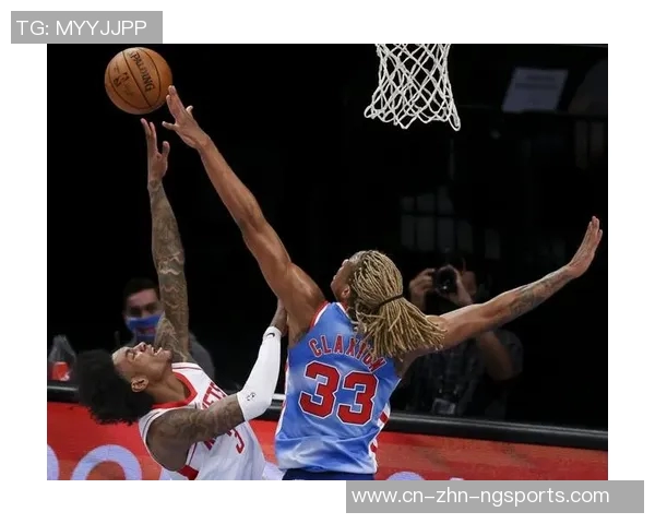 文班在挡拆后华丽转身空接背扣展现惊人弹跳与技巧 文班在挡拆后华丽转身空接背扣展现惊人弹跳与技巧